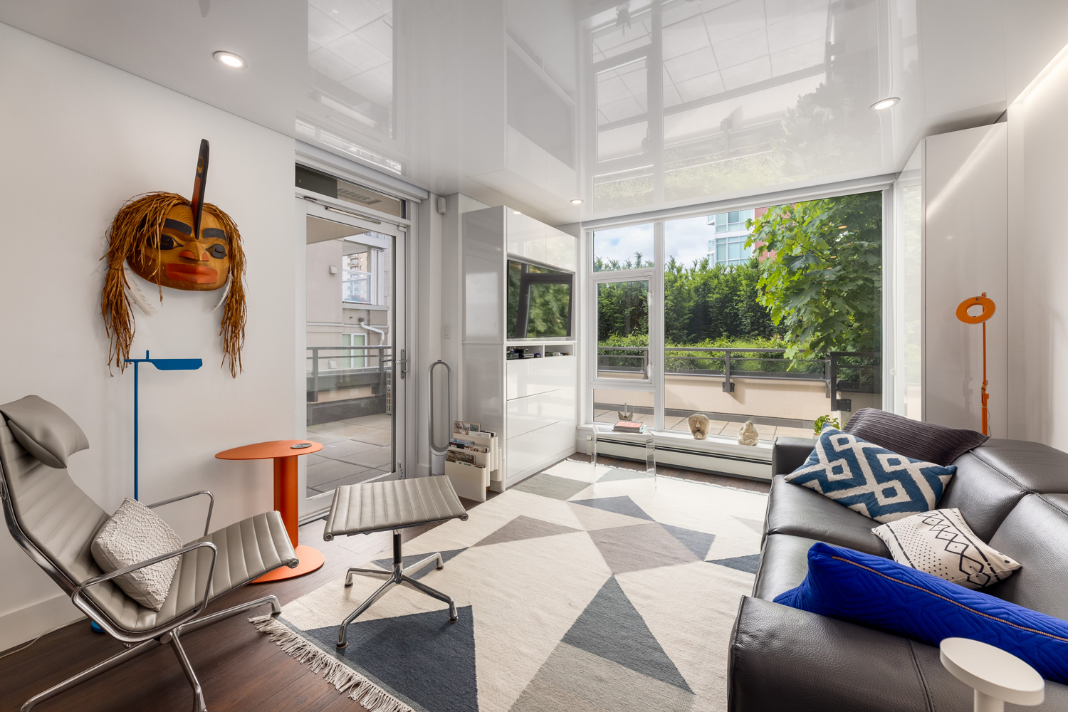 reflective ceilings on this modern home - 206   131 e 3rd avenue web 6 a